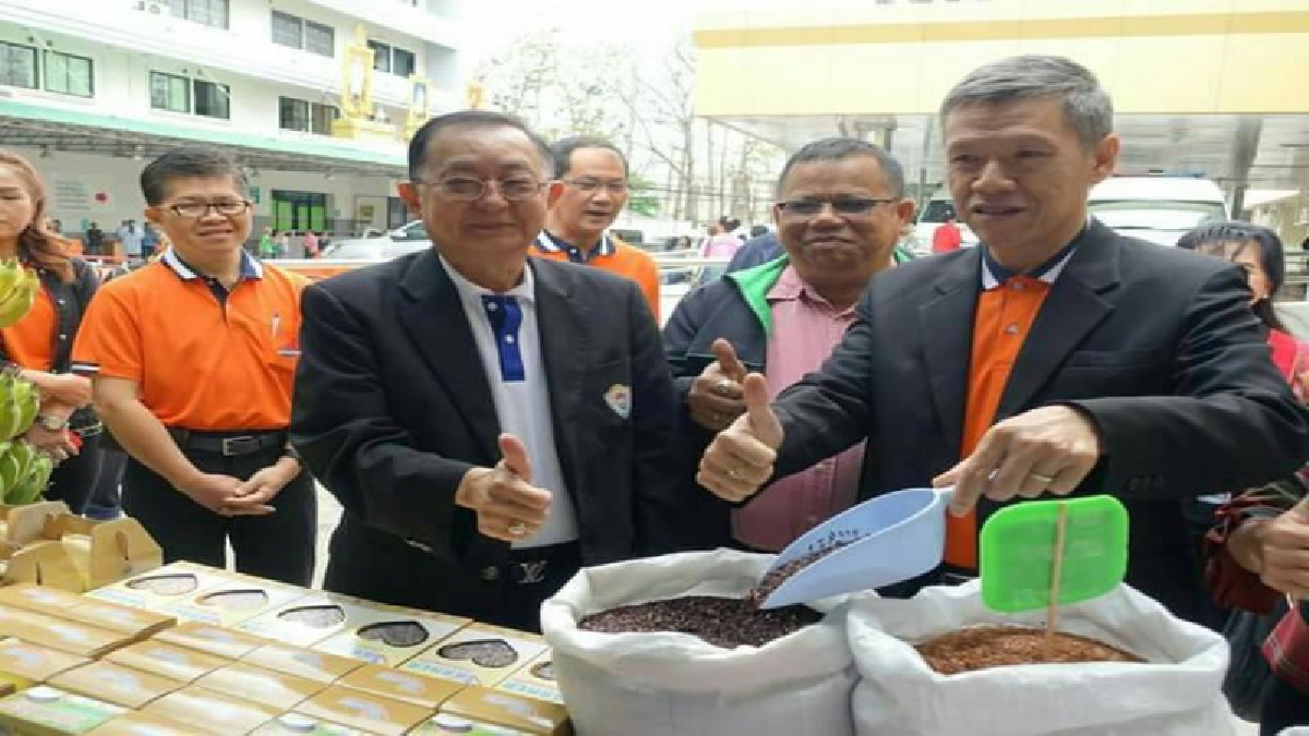 ศรีสะเกษ ! เปิดโครงการโรงพยาบาลอาหารปลอดภัยและเปิดตลาดสีเขียว เพื่อให้มีเครือข่ายผลิตอาหารที่ปลอดภัยในจังหวัดต่อไป  (มีคลิป)