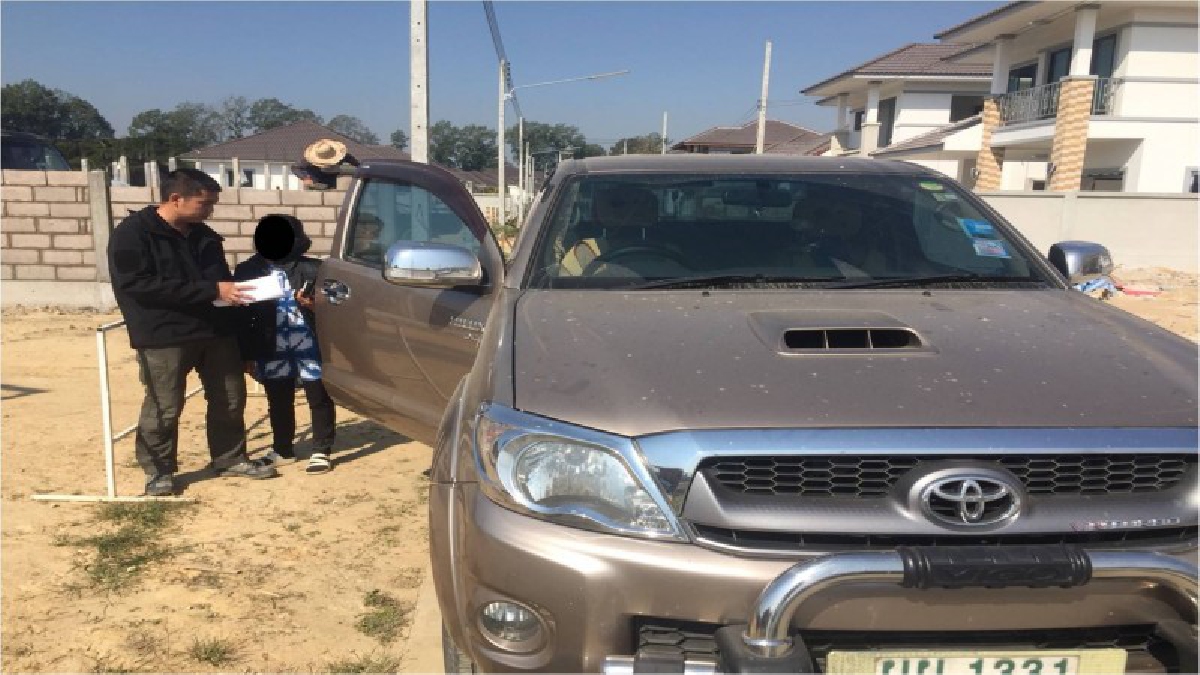 มือไว...ตำรวจตามรวบสาวก่อสร้างมือไวทำทีขอซื้อโทรศัพท์ เจ้าของร้านเผลอหยิบใส่กระเป๋าแล้วหนีแบบหน้าด้านๆ