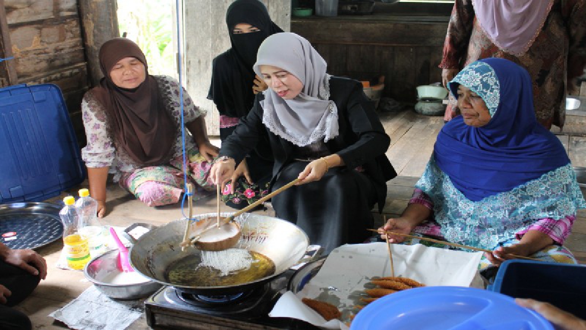 ชาวตะเสะเรียนรู้การทำ ขนมลา สืบสานตำนานขนมพื้นบ้านมุสลิม จากผู้ทรงภูมิปัญญาในท้องถิ่น เพื่อการสืบสานให้อยู่คู่กับชุมชนต่อไป (ชมคลิป)