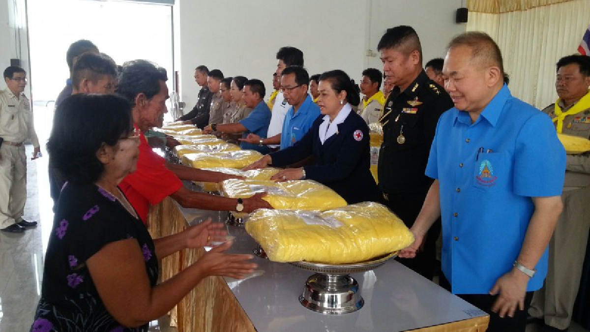 มูลนิธิราชประชานุเคราะห์ ในพระบรมราชูปถัมภ์ มอบผ้าห่มกันหนาวพระราชทาน ให้กับผู้ประสบภัยหนาว ในพื้นที่อำเภอโกสัมพีนคร จังหวัดกำแพงเพชร