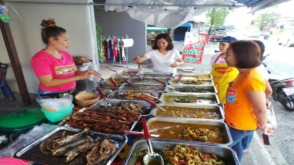ลดราคาช่วยเพื่อนมนุษย์!?สาวใหญ่ขายข้าวแกงเมืองคอนลดราคาเหลือ 20 บาท-ส่วนข้าวขาหมูเหลือจานละ 30 บาท-ช่วยลดรายจ่ายลูกค้าช่วงเศรษฐกิจขาลง(คลิป)
