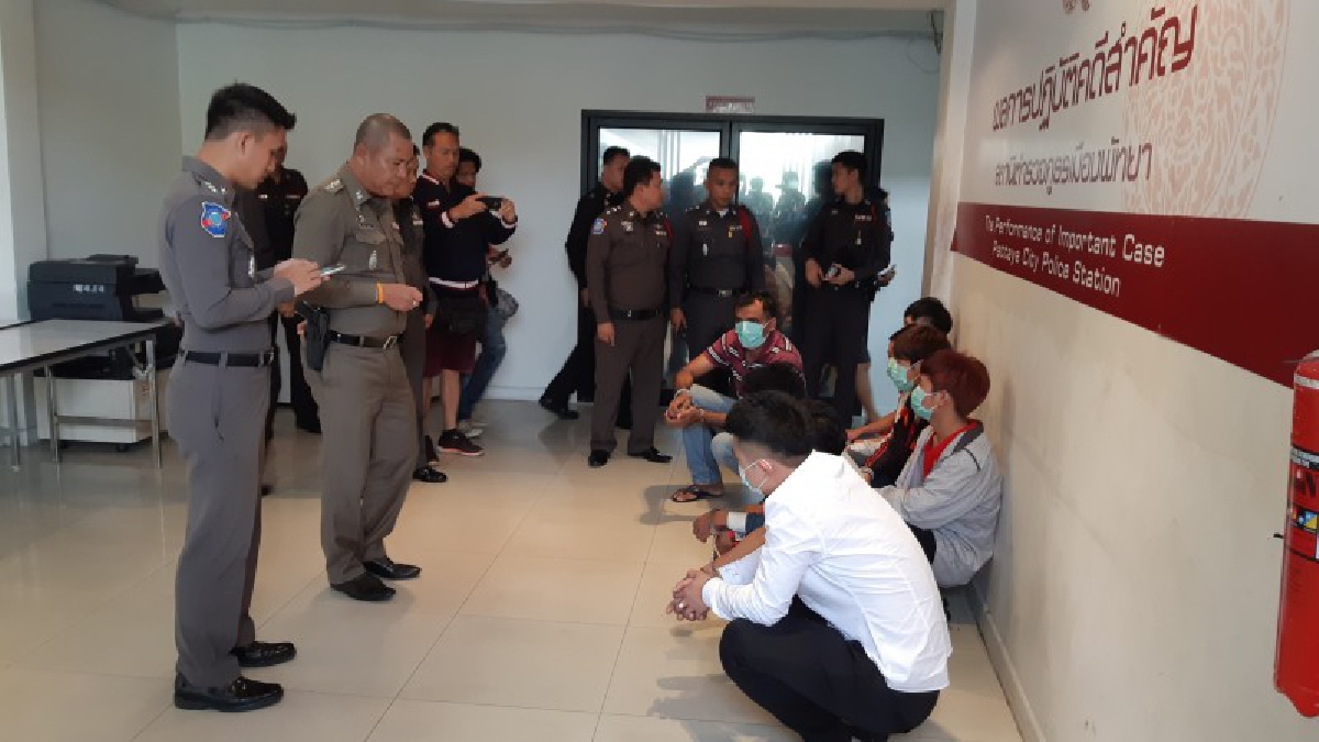 ตำรวจพัทยาเอาจริง ! สนธิกำลังตำรวจท่องเที่ยว ลุยจับต่างด้าวแย่งงานคนไทยเกือบ 10 ราย (มีคลิป)