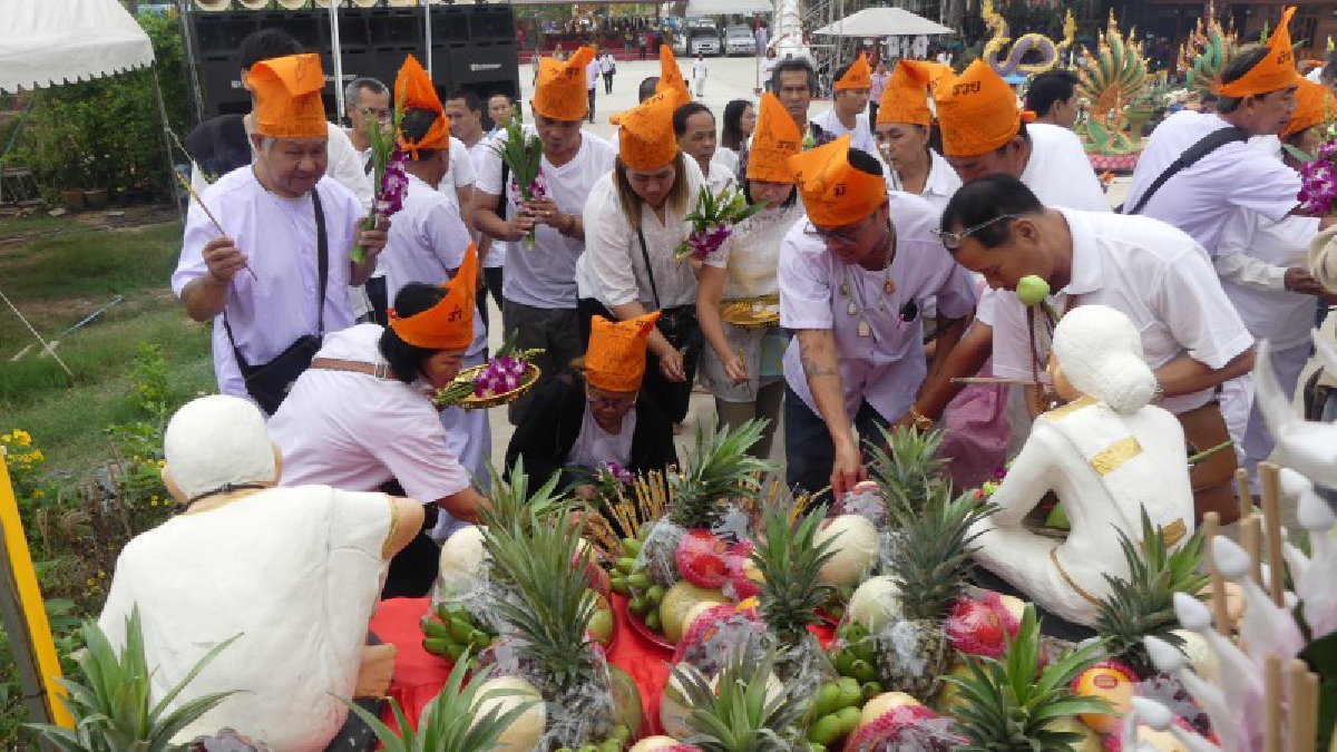 ปทุมธานี ปชช.ร่วมพิธีไหว้ครูฤๅษีเณร เปิดโชคลาภปลุกเสกคน
