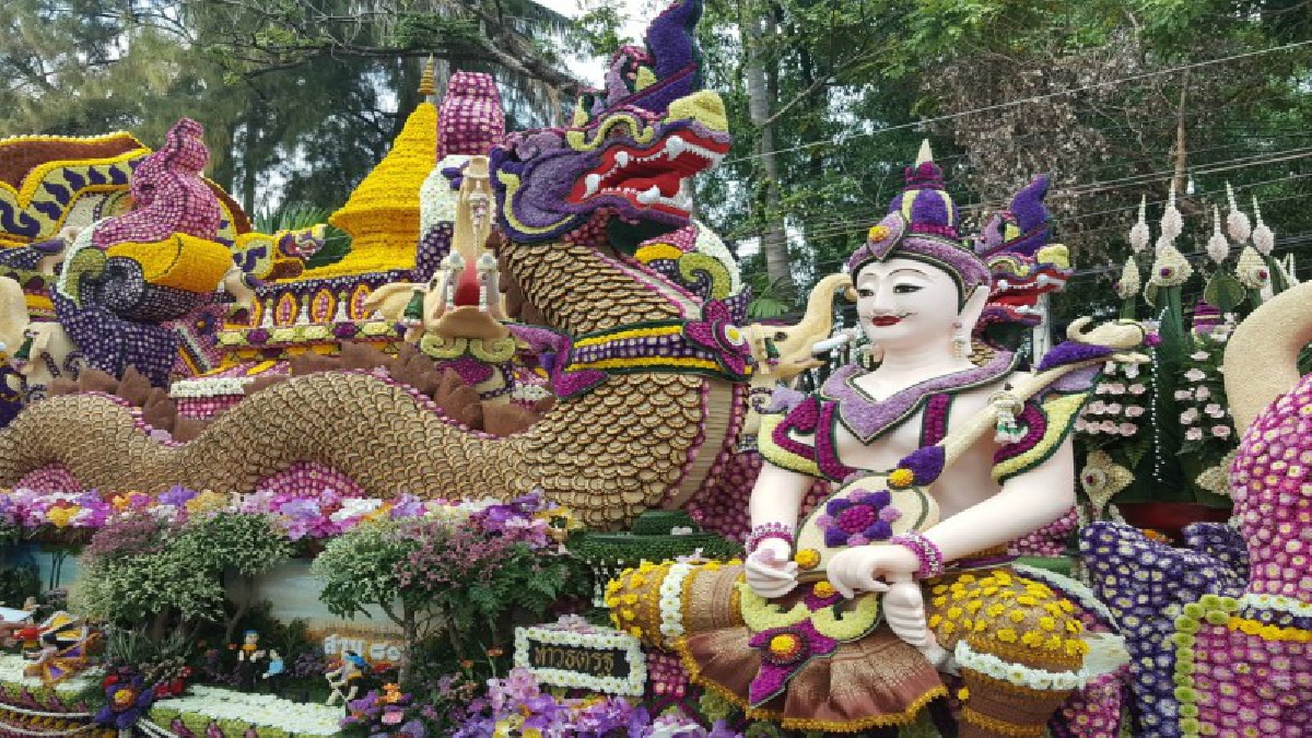 ขบวนรถบุปผชาติอำเภอฝางสวยงามรับพระราชทานถ้วยรางวัลจากสมเด็จพระเทพรัตนราชสุดาฯ สยามบรมราชกุมารี ขบวนรถบุปผชาติยอดเยี่ยม