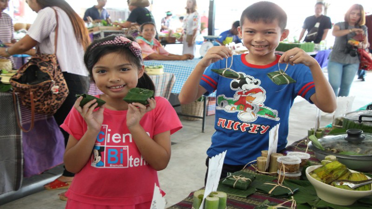 ตลาดกรีนชินตาจำหน่ายผักผลไม้ปลอดสารพิษตอบโจทย์คนรักสุขภาพราคาสินค้าในตลาดจะเริ่มต้นตั้งแต่ราคา 5 บาท หลากหลายราคา ไม่แพง(ชมคลิป)