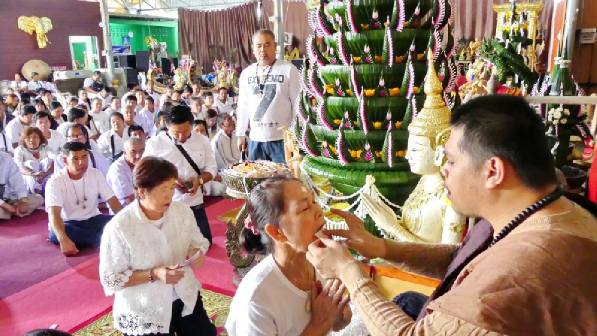 เสริมดวง..เสริมบารมี!?? ปชช.แห่ลงสาริกาลิ้นทองในงานไหว้ครูฤๅษีเณร เชื่อเสริมเมตตาโชคลาภ..!!
