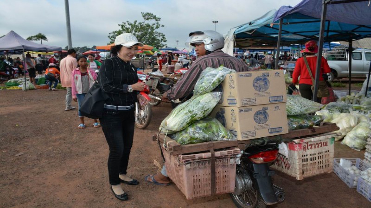 ชาวกัมพูชาแห่ซื้อสินค้าที่เมืองใหม่ช่องสะงำคึกคัก ส่งผลให้เศรษฐกิจชายแดนไทย – กัมพูชา ด้าน จ.ศรีสะเกษ บูมมากยิ่งขึ้นกว่าเดิม