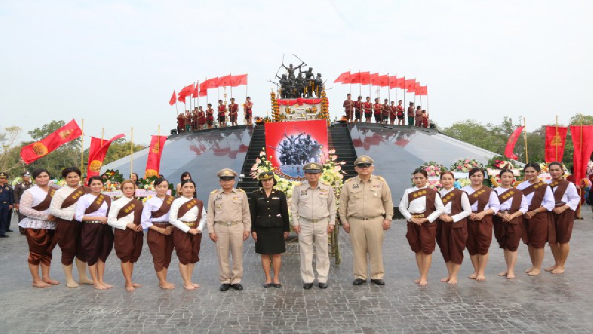 จังหวัดสิงห์บุรี จัดพิธีวางพวงมาลาสดุดีวีรชนชาวบ้านบางระจัน เพื่อรำลึกถึงวีรกรรมของชาวบ้านที่แสดงออกถึงความรักความสามัคคี