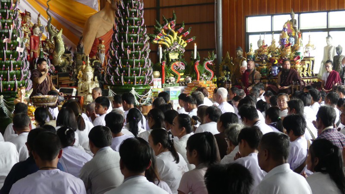 ปทุมธานี ปชช.แห่ครอบเศียรพ่อแก่อาศรมฤๅษีเณรหวังรับโชคลาภ