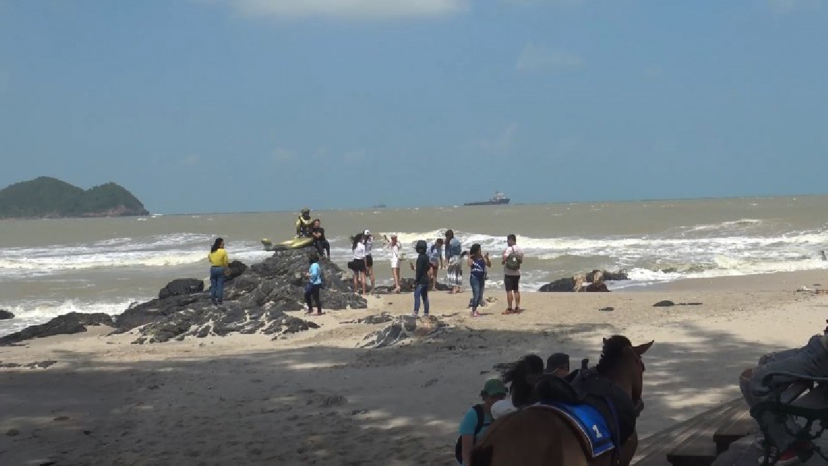 ชายหาดสมิหลาสงขลาคลื่นลมแรงแต่ยังคึกคัก