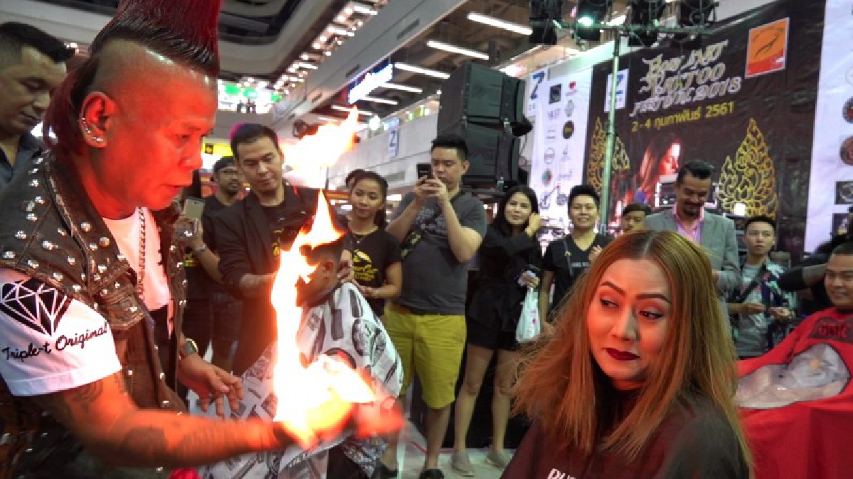 ปทุมธานี ปชช.ชมการแข่งขันลายสักพร้อมประกวดตัดผมวินเทจและโชว์ปิดตาตัดผมกรรไกรไฟ