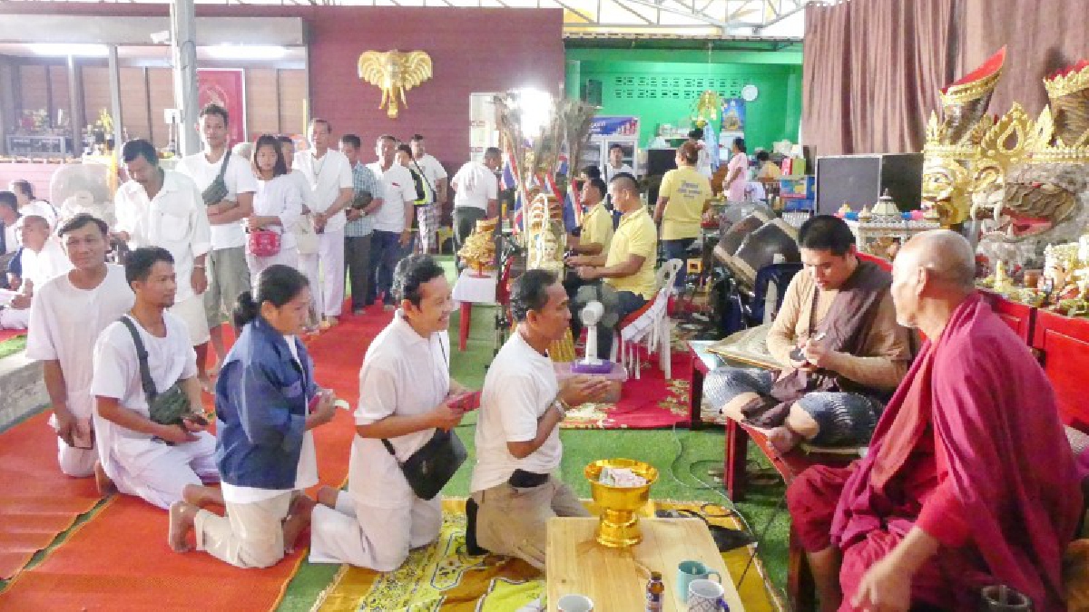 ปทุมธานี ปชช.เข้าคิวเจิมกระเป๋าเงินเพิ่มโชคลาภและครอบเศียรปู่ฤๅษี