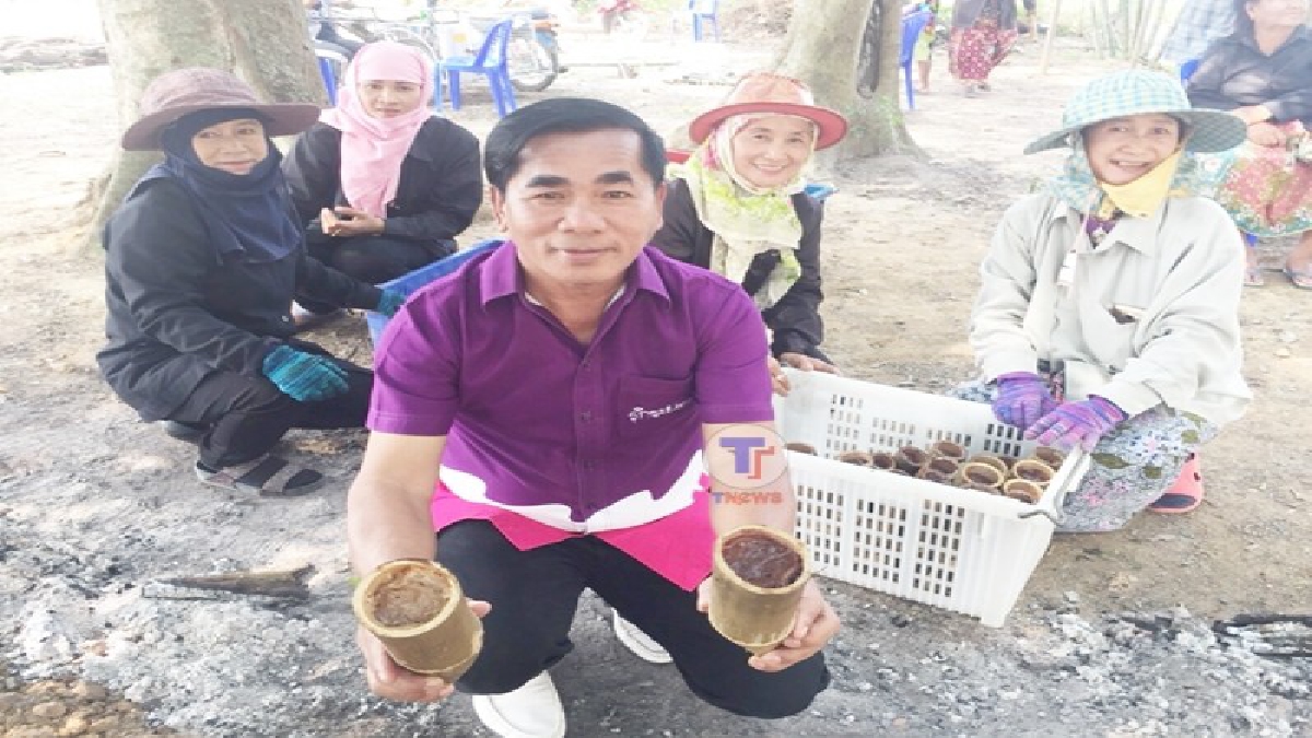 อบต.ตะพง ฟื้นพิธีทำบุญข้าวใหม่ เผาข้าวหลามโบราณ กลางทุ่ง กว่า 500 กระบอก ทำบุญและแจกจ่ายเพื่อสืบสานวัฒนธรรมประเพณีความสามัคคีในชุมชน