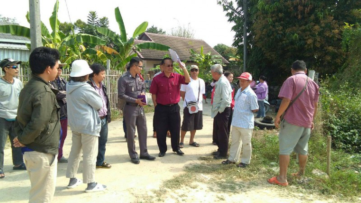 ชาวบ้านหมู่บ้านเคเอส วิลล์ปาร์ค รวมตัวต้านไม่ให้รถบรรทุกดินวิ่งผ่านหมู่บ้าน เตรียมร้อง ศาลปกครอง และ ปปช.ตรวจสอบการอนุญาตใช้ถนนสาธารณะ(คลิป)