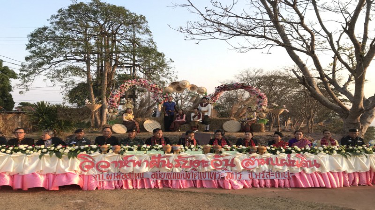 ศรีสะเกษ ! จัด “วิวาห์พาฝัน รับตะวันสามแผ่นดิน” ชวนคู่รักแต่งกาย 4 เผ่าไทย จดทะเบียนสมรสบนหลังช้างที่ผามออีแดง ติดปราสาทพระวิหาร (ชมคลิป)