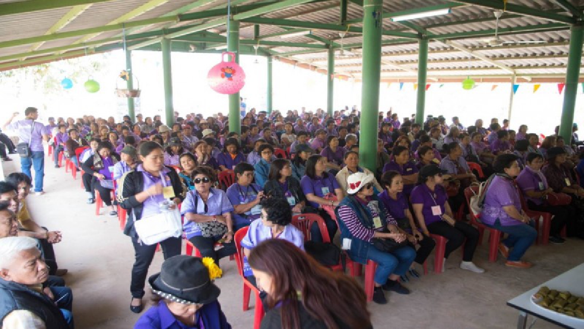 เพิ่มพูนความรู้นอกสถานที่ ยึดแนวทางเศรษฐกิจพอเพียง นายก อบต.บางกร่าง จ.นนทบุรี นำกลุ่มสตรี ศึกษาดูงานเศรษฐกิจพอเพียง ณ บ้านทุ่งศิลป์ครูแดง