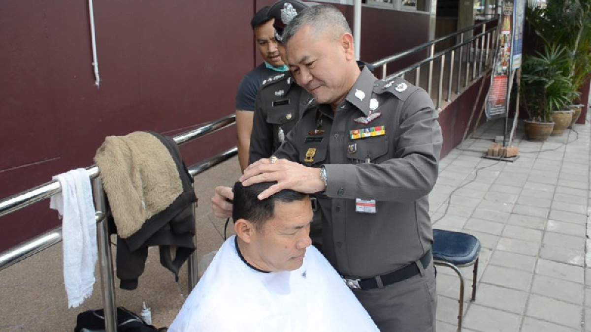 ผู้การอุดรฯ..โชว์ลีลาตัดผมให้กับลูกน้อง ย้ำทรงผมต้องสั้นและชุดเครื่องแบบต้องถูกระเบียบวินัย เป็นการสร้างความเชื่อมั่นให้กับประชาชน (ชมคลิป)