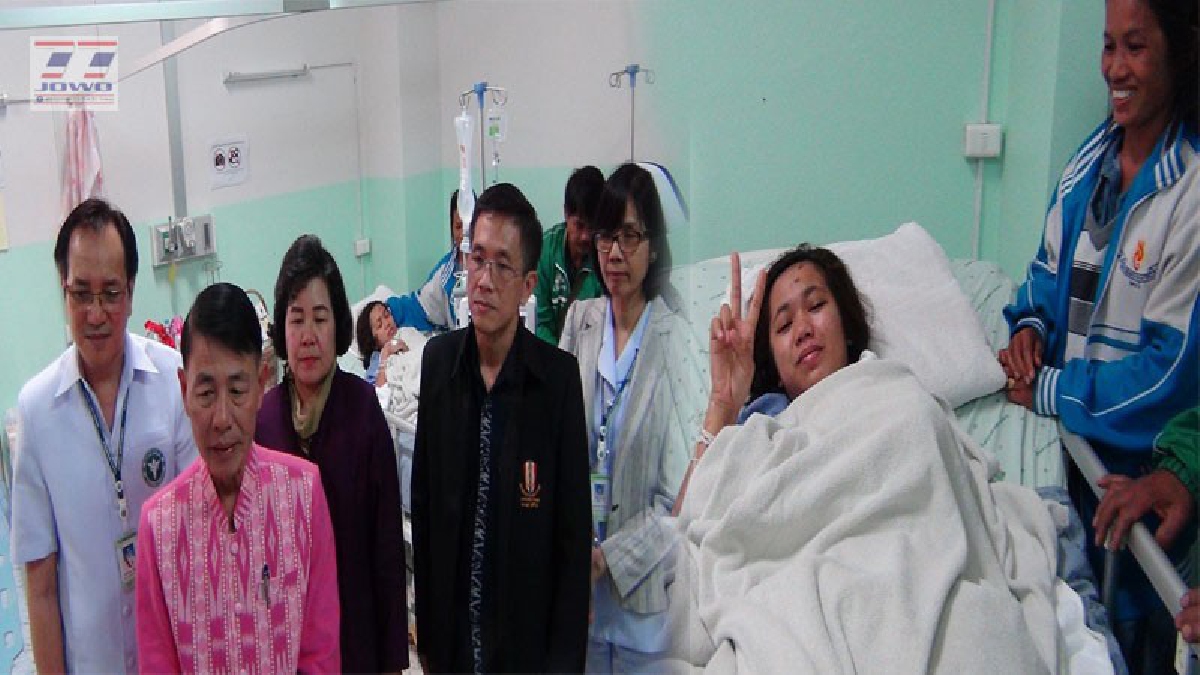 ผู้ว่าฯพร้อม นายกเหล่าฯหนองบัวลำภู รุดเยี่ยมให้กำลังใจ "น้องแพรว"สาวพยาบาลที่ถูกรถเก๋งชนปลิวว่อน อาการดีขึ้น พูดคุยตามปกติได้แล้ว