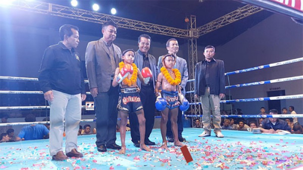 ชุมพร-จัด&rdquo; ศึก 6 กุมภาพันธ์ วันมวยไทย ชุมพรไฟต์ &rdquo; มีไทยไฟต์เป็นต้นแบบโชว์ แสงสีเสียง เป็นสปอตเอ็นเตอร์เทนเม้นต์ (มีคลิบ)