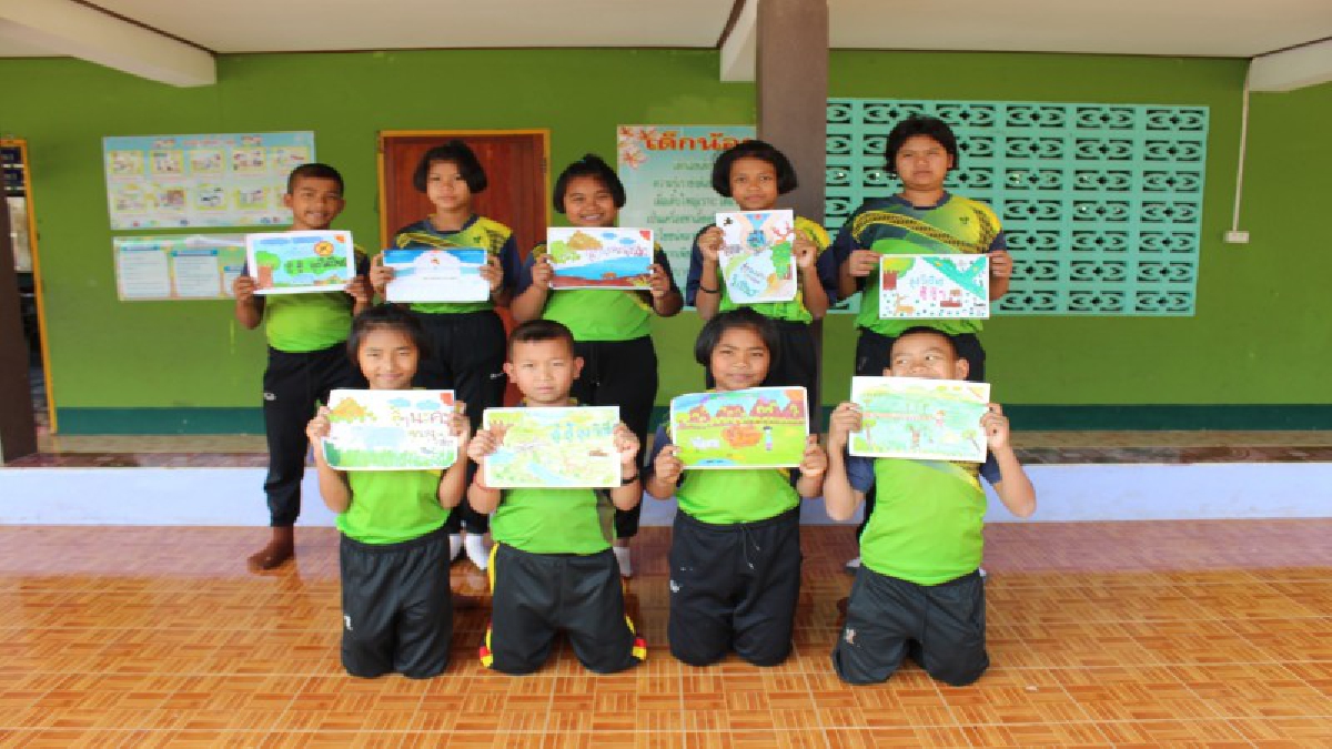 นักเรียนจิตอาสาครบุรีปกป้องมรดกโลกดงพญาเย็น – เขาใหญ่ ร่วมวาดภาพพร้อมข้อความส่งกำลังใจถึง “วิเชียร ชินวงษ์” (มีคลิป)