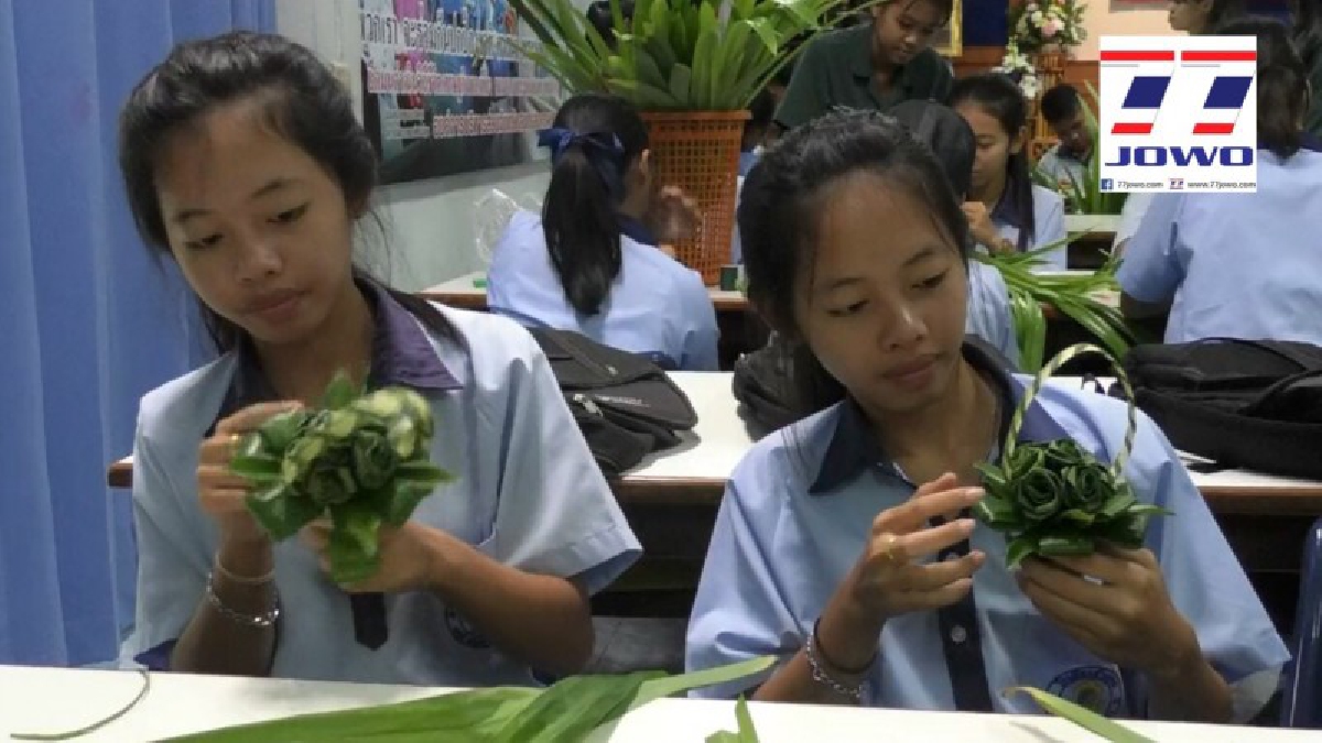 สมุทรสงครามประดิษฐ์ดอกไม้กุหลาบจากใบเตยช่วงเทศกาลวาเลนไทน์