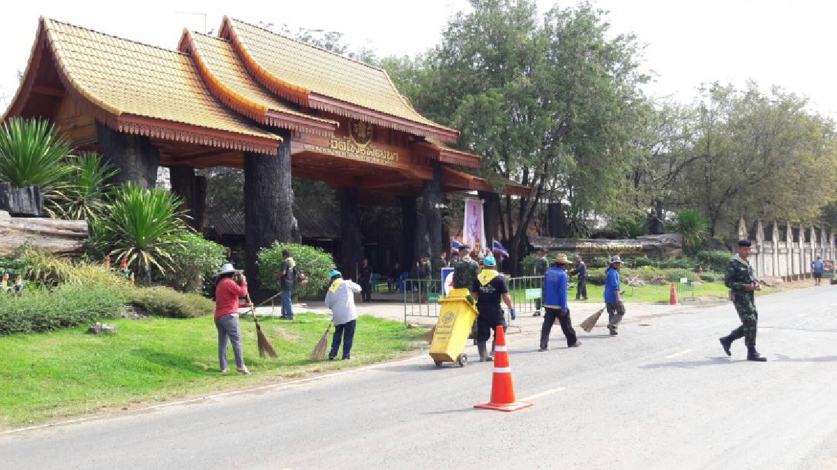 ศรีสะเกษ ! ศิษย์ปู่สรวงร่วมกับทหาร อส.จิตอาสา และจิตอาสา ทำความสะอาดถนนถวายเป็นพระราชกุศลพ่อหลวง ร.9 (ชมคลิป)