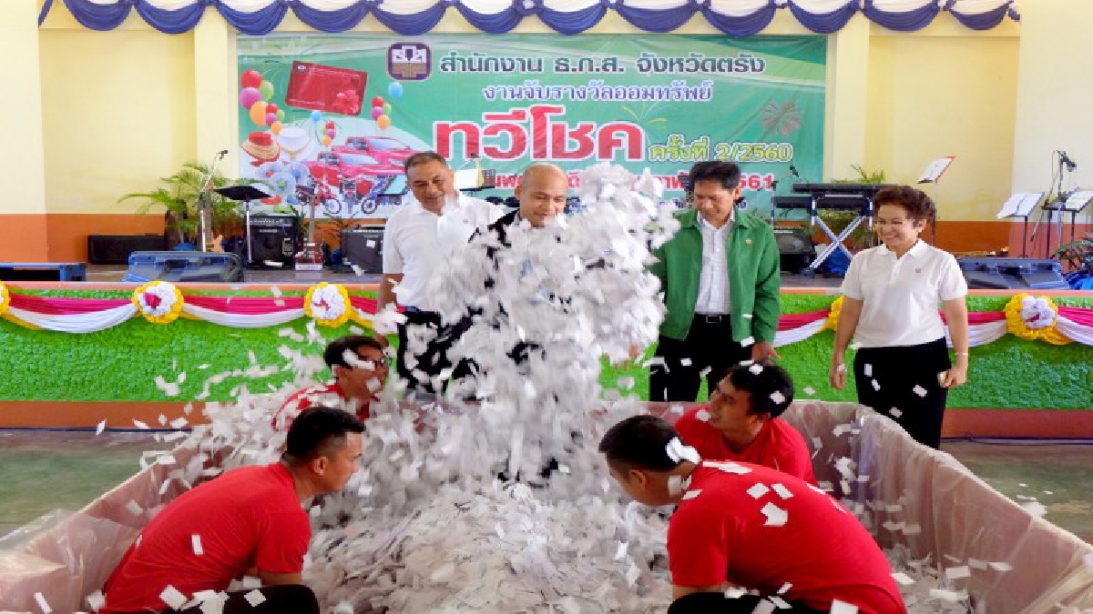 รองเจ้าคณะจังหวัดตรัง 1 ใน 2 ผู้โชคดีได้รางวัลเงินฝากออมทรัพย์ทวีโชค รางวัลที่ 1 รถยนต์กระบะสี่ประตู 1 คัน