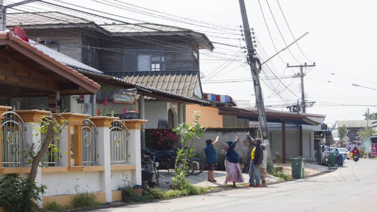 ผวากันทั้งเมือง!! ชาวบ้านโวย..เสาไฟฟ้าแรงสูงริมถนน เอียงใกล้ล้มนานกว่า 3 ปี แถมสายไฟฟ้าตึงใกล้จะขาด คร่อมเต็มหลังคาบ้านเรือนประชาชน