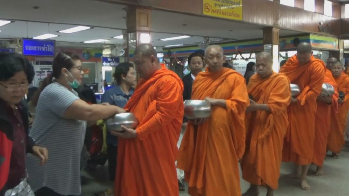 พระเยี่ยมโยม..! วัดร่วมโรงพยาบาลจัดบิณฑบาตข้าวสารอาหารแห้งช่วยเหลือผู้ยากไร้