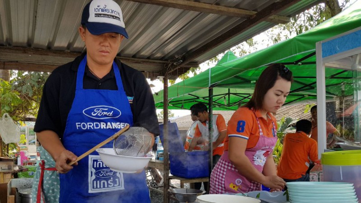 ร้านบ้านๆแต่รสชาดอร่อยจริงขอบอก"ร้านก๋วยเตี๋ยวสูตรโบราณใช้ถ่านไฟธรรมชาติไม่ใช้แก๊ส ลูกค้าชื่นชอบเพราะน้ำหอมอร่อย