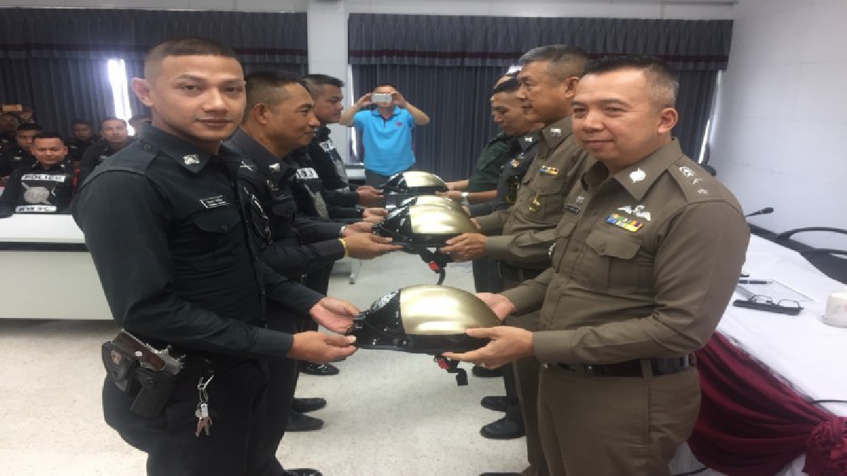 สภ.เมืองสุราษฎร์นำร่องหมวกสายตรวจติดกล้องวงจรปิด พร้อมเปิดตัดผมฟรีให้ตำรวจในโรงพัก