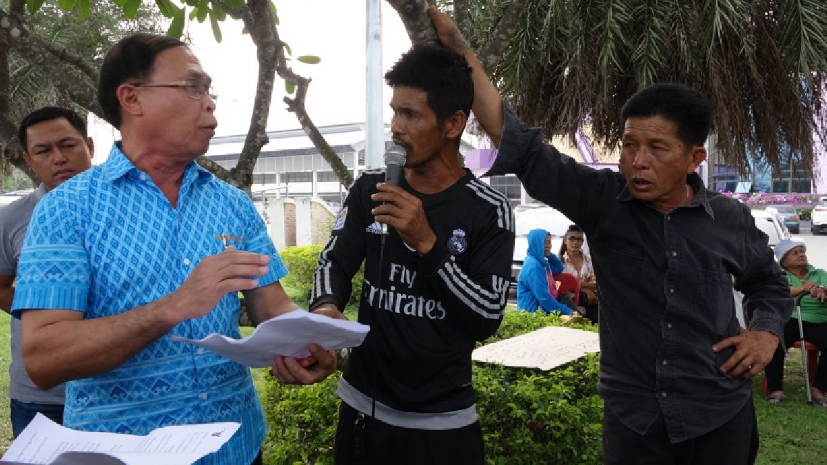 เกษตรกร-ผู้สูงอายุ รวมตัวประท้วงในายก ทม.สนั่นรักษ์ให้ลาออก หลังระงับกองทุนหลักประกันสุขภาพ ทำผู้สูงอายุต้องเสียสิทธิ (ชมคลิป)
