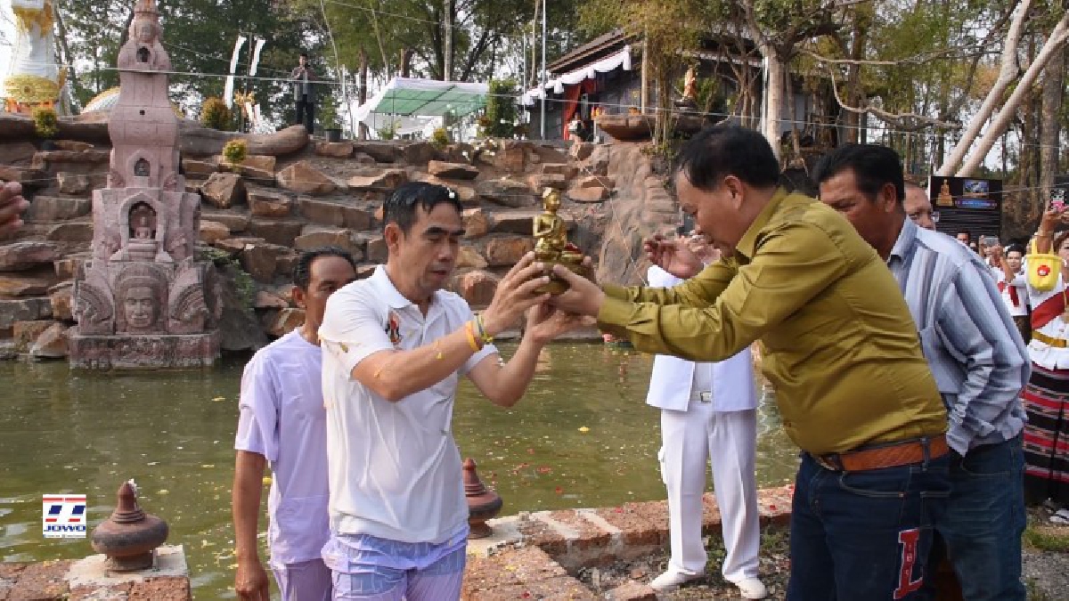 ยิ่งใหญ่อลังการ!! ทต.เมืองใหม่โคกกรวด นำชาวบ้านประกอบพิธีอัญเชิญพระอุปคุต ในสระน้ำศักดิ์สิทธิ์วังพญานาค ขึ้นประดิษฐานหน้าพระธาตุ