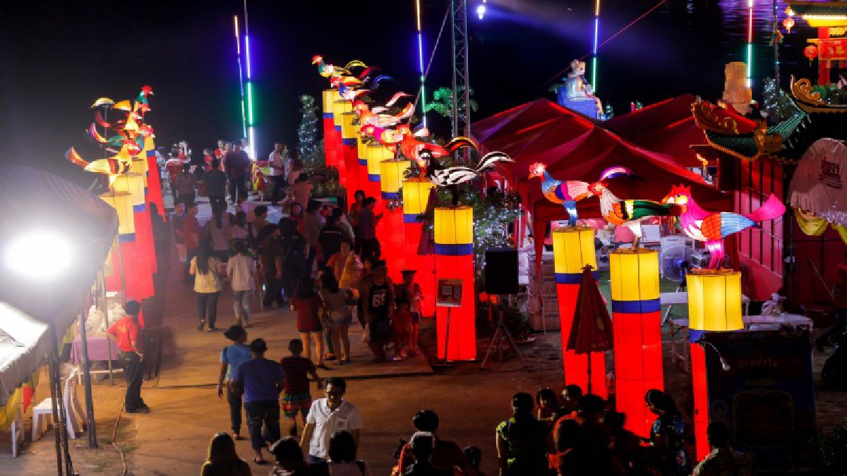 ตรุษจีนนครสวรรค์เริ่มแล้ววันแรกคนแห่เที่ยวทำบุญแก้ชงคึกคัก