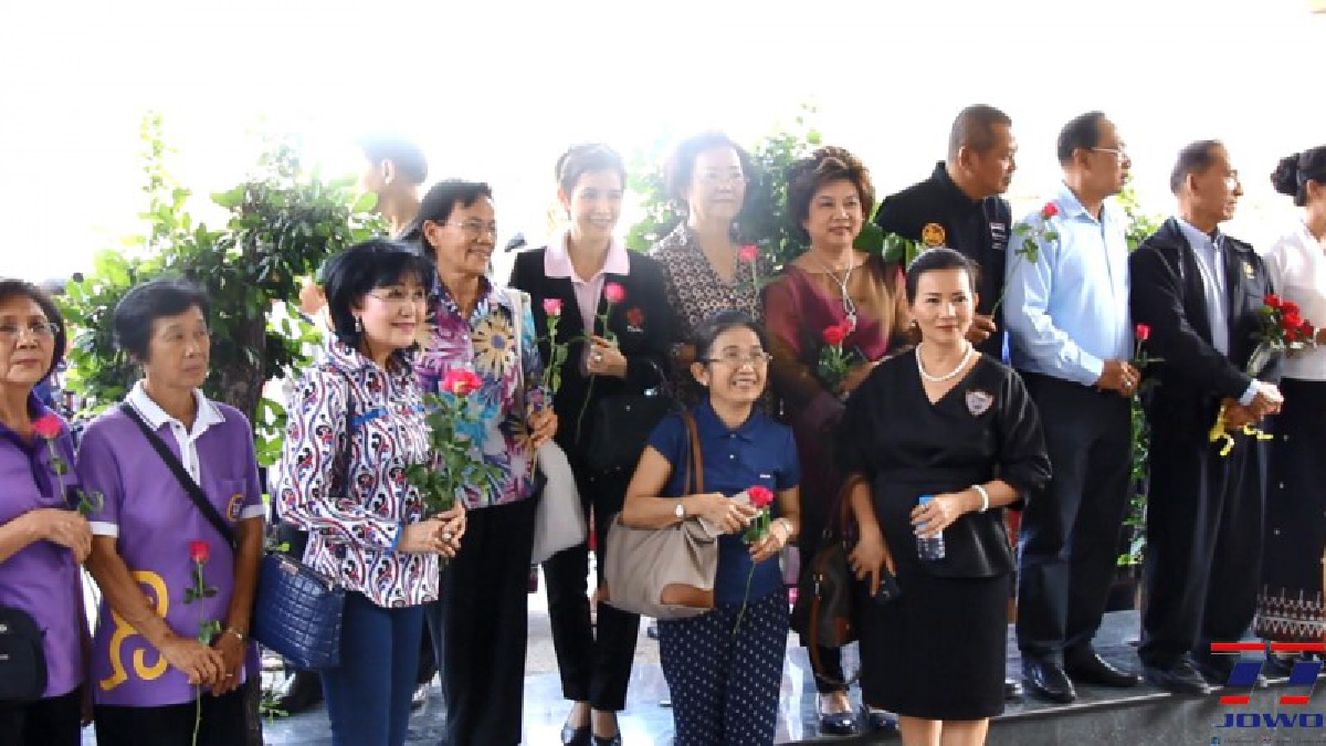 ชาวจันท์ หลายร้อยคน แห่ให้กำลังใจ ผู้ว่าฯ วิทูรัช พร้อมแสดงเจตนารมณ์ ขอยับยั้งการลาออก (มีคลิป)