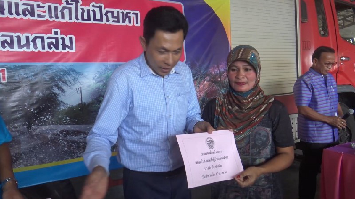 เทศบาลเมืองสิงหนคร จ่ายเงินเยียวยาช่วยเหลือ ผู้ประสบอุทกภัยชุมชนหาดแก้ว ที่ถูกคลื่นลมแรงซัดบ้านเรือนจมหายลงทะเล และได้รับความเสียหายบางส่วน