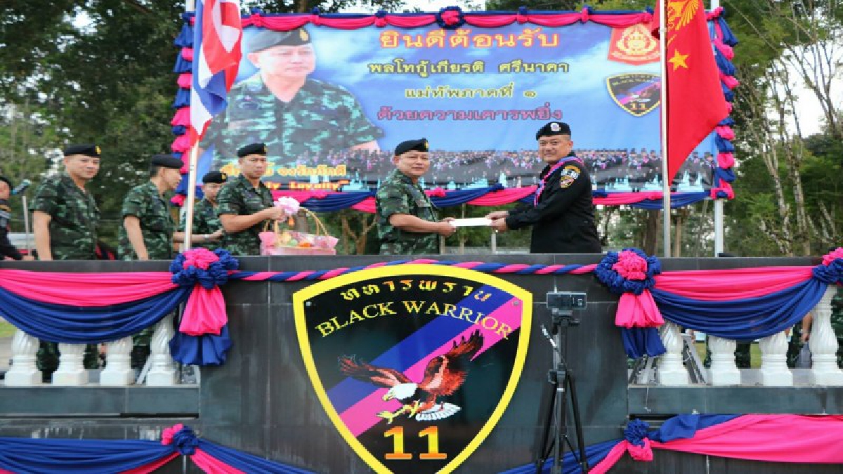 แม่ทัพภาค 1 ตรวจเยี่ยมให้กำลังเจ้าหน้าที่สังกัดกองทัพภาค 1 ที่ปฏิบัติหน้าที่ในพื้นที่นราธิวาส เพื่อดูแลประชาชนและแก้ปัญหาความไม่สงบ ภายใต้การงานของ หน่วยเฉพาะกิจกรมทหารพรานที่ 11