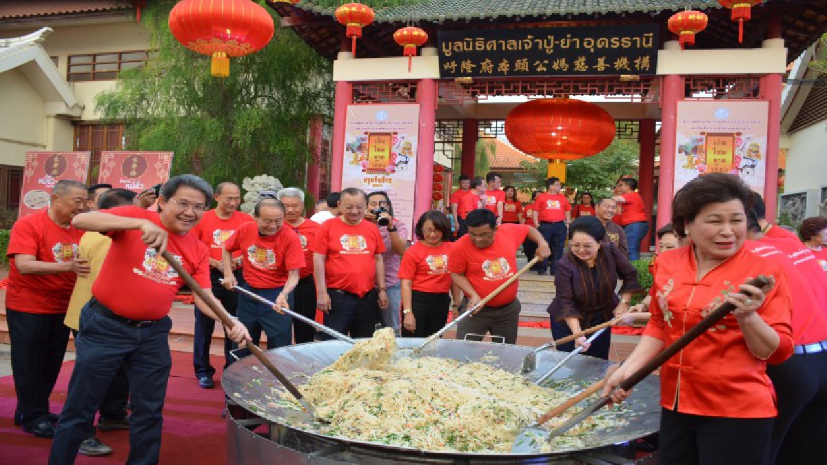 เทศกาลตรุษจีนอุดรฯ..เริ่มแล้ว!! ผัดหมี่มงคลในกระทะ กินแล้วอายุจะยืนยาวเหมือนเส้นหมี่ (ชมคลิป)
