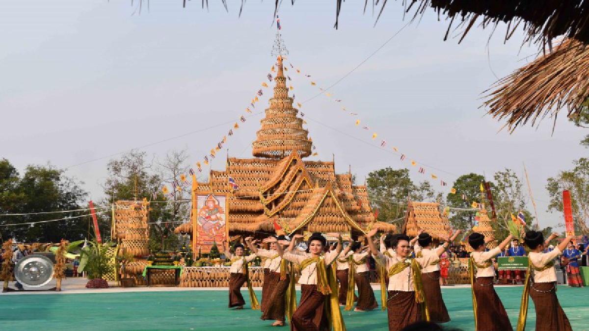 สุดอลังการ..!! ปราสาทรวงข้าววิจิตรงดงามหนึ่งเดียวในโลก ในงาน"ประเพณีบุญบายศรีสู่ขวัญข้าวคูนลานสืบสานตำนานพระแม่โพสพ" ประจำปี 2561