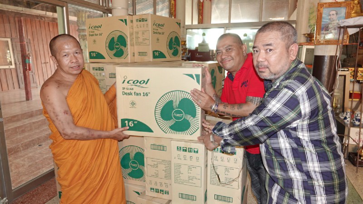 บุญใครบุญมัน !! โป่งเหน่งเชิญยิ้ม ซื้อพัดลม 50 เครื่องถวายวัดช้างใหญ่ หลังถูกลอตเตอรี่ 166 ใบ..!??