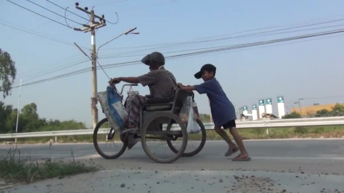 สู้ๆนะเจ้าหนู ! "เด็กชายวัย 8 ขวบ ช่วยตาเข็นรถเก็บขวดและของเก่าขายหาเงินเรียนหนังสือ (คลิป)