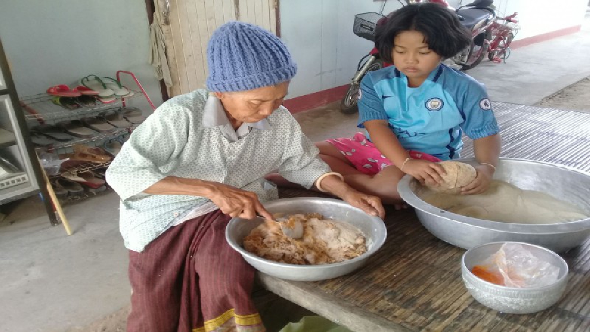 คุณยายเมืองช้างวัย 75 ปี..สู้ชีวิต !! ทำข้าวตูสูตรเขมรโบราณ สุดแสนอร่อย หารับประทานได้ยาก ขายให้ชาวบ้านราคาถูกถุงละ 10 บาท (ชมคลิป)