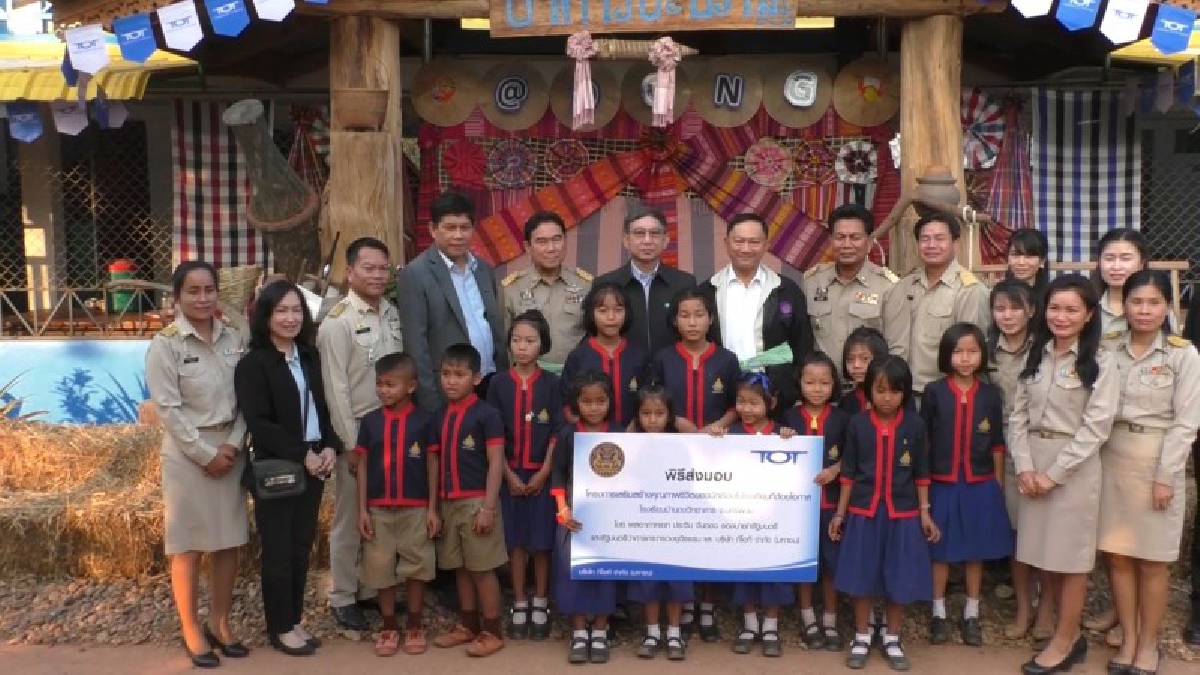 นครพนม ! รองนายกรัฐมนตรีฯ มอบโครงการเสริมสร้างคุณภาพชีวิต ให้นักเรียนในโรงเรียนด้อยโอกาส (มีคลิป)
