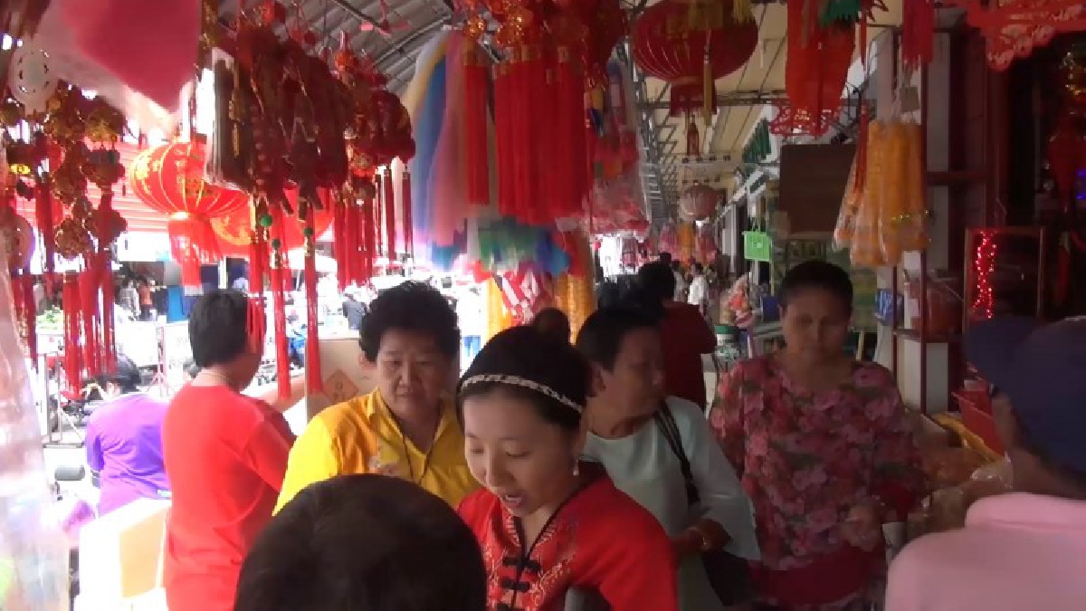 สีสันก่อนตรุษจีนเริ่มคึกคัก..! ชาวไทยเชื้อสายจีน ใน จ.สงขลา แห่ซื้อเครื่องประดับบ้าน และสิ่งของประกอบการไหว้พระ (มีคลิป)