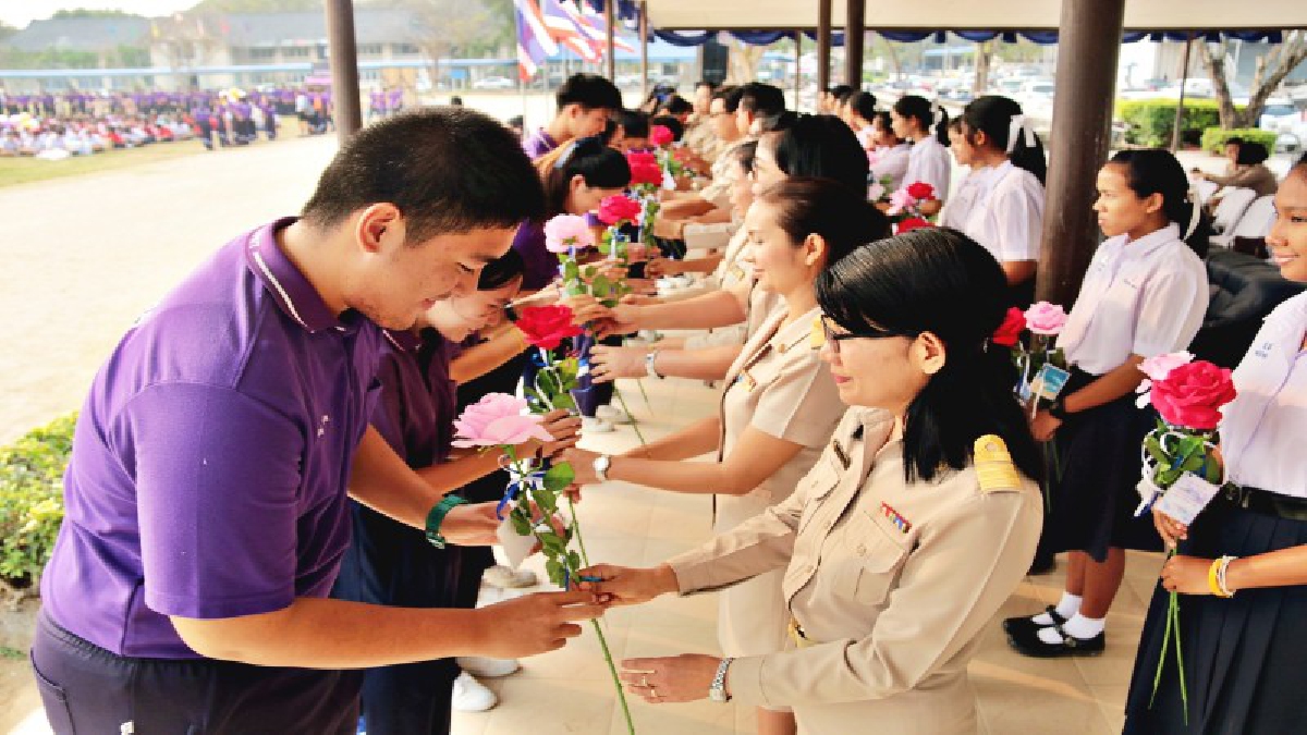 โรงเรียนสิงห์สมุทร !! จัดวันเกียรติยศให้นักเรียนชั้นม.6พร้อมมอบดอกไม้ก่อนอำลาสถาบัน (มีคลิป)