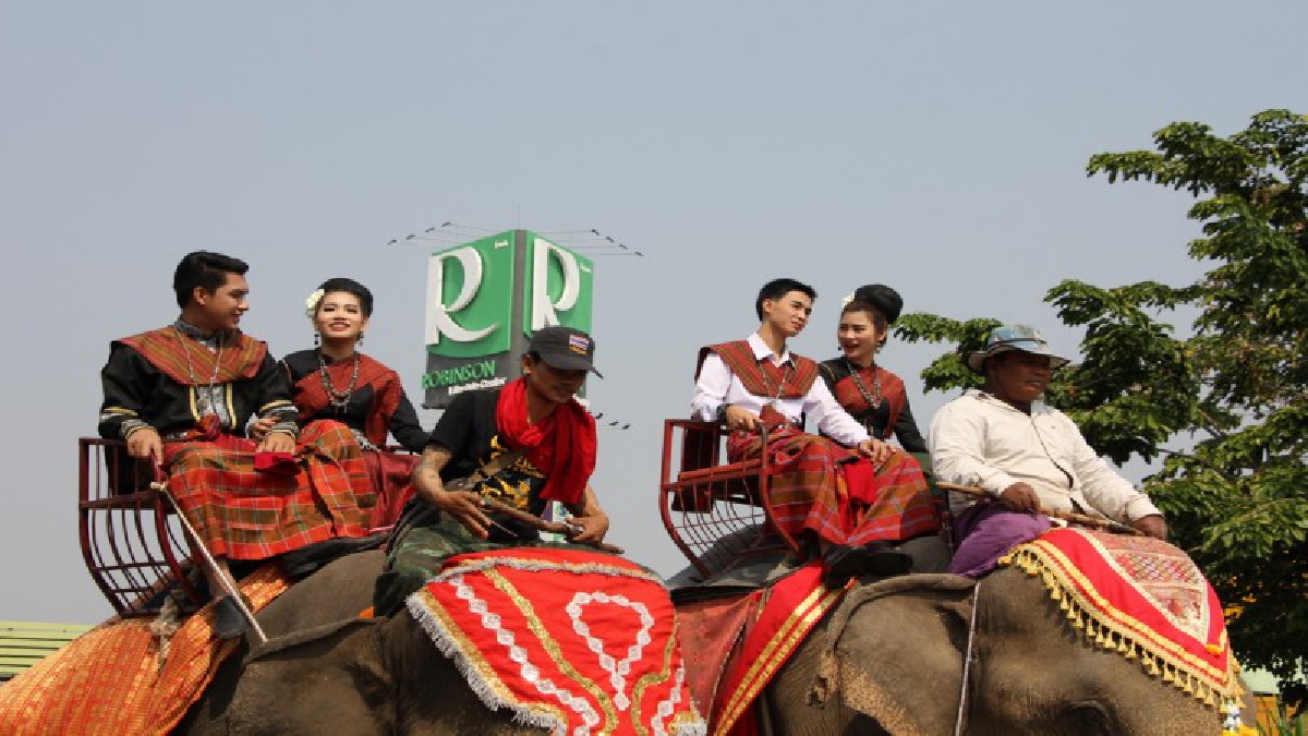 ฮือฮา!! ห้างดังเมืองสุรินทร์ จัดพิธีให้จดทะเบียนสมรสกลางห้าง โดยนำช้างแห่คู่บ่าวสาวจดทะเบียนสมรสถูกต้องตามกฎหมาย (ชมคลิป)