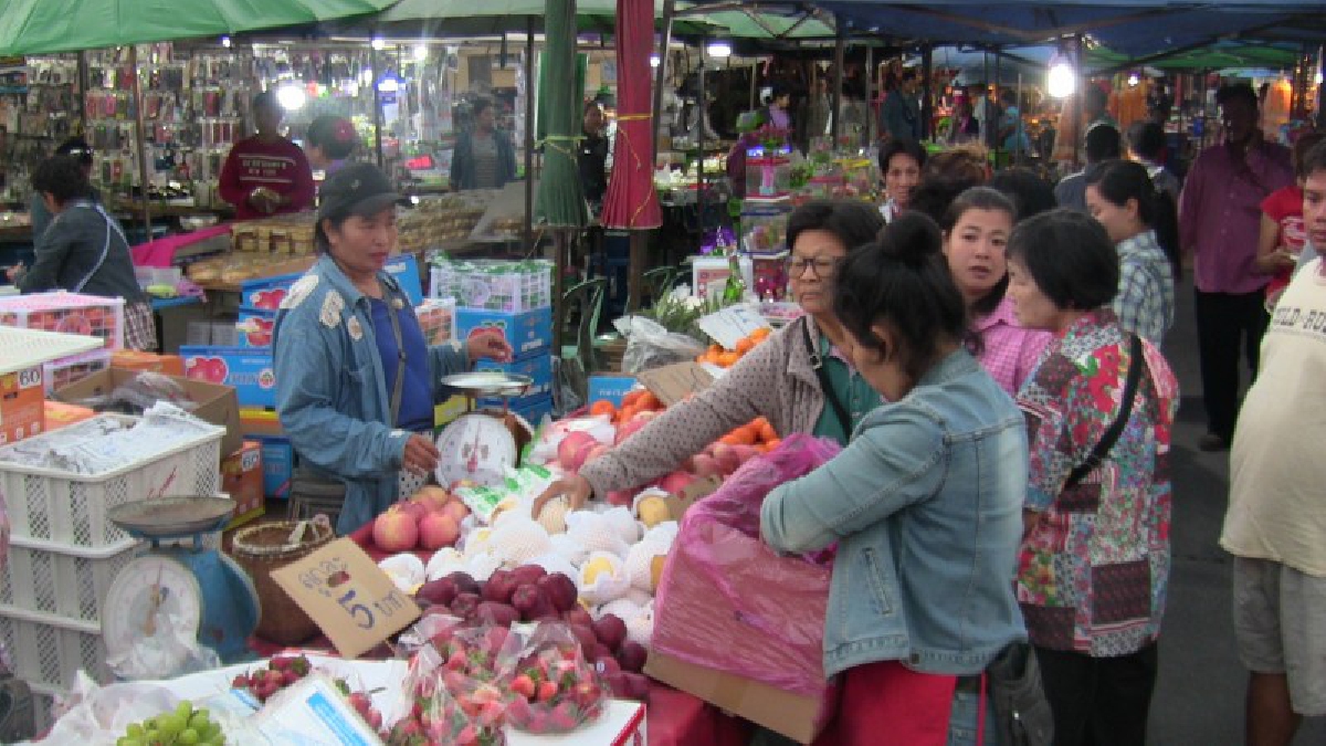 ชาวไทยเชื้อสายจีนเร่งออกมาจับจ่ายซื้อของก่อนเกรงวันจ่ายของไหว้มีราคาสูงขึ้น
