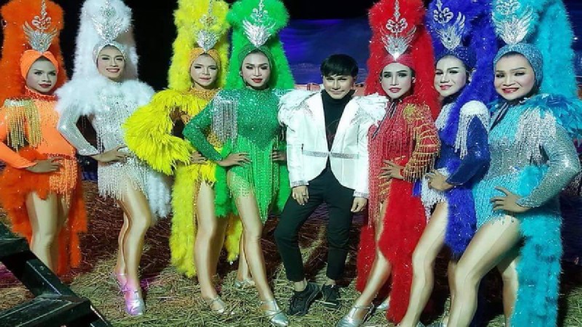 หนึ่งเดียวในโลก!! "บอย วัฒนา" เด็กหนุ่มอีสานใต้ ผันตัวเองจัดตั้งวงหมอลำ 3 มิติ"อีสานวัฒนา ศิลาศิลป์"อลังการงานโชว์ สืบสานวัฒนธรรม หมอลำอีสาน