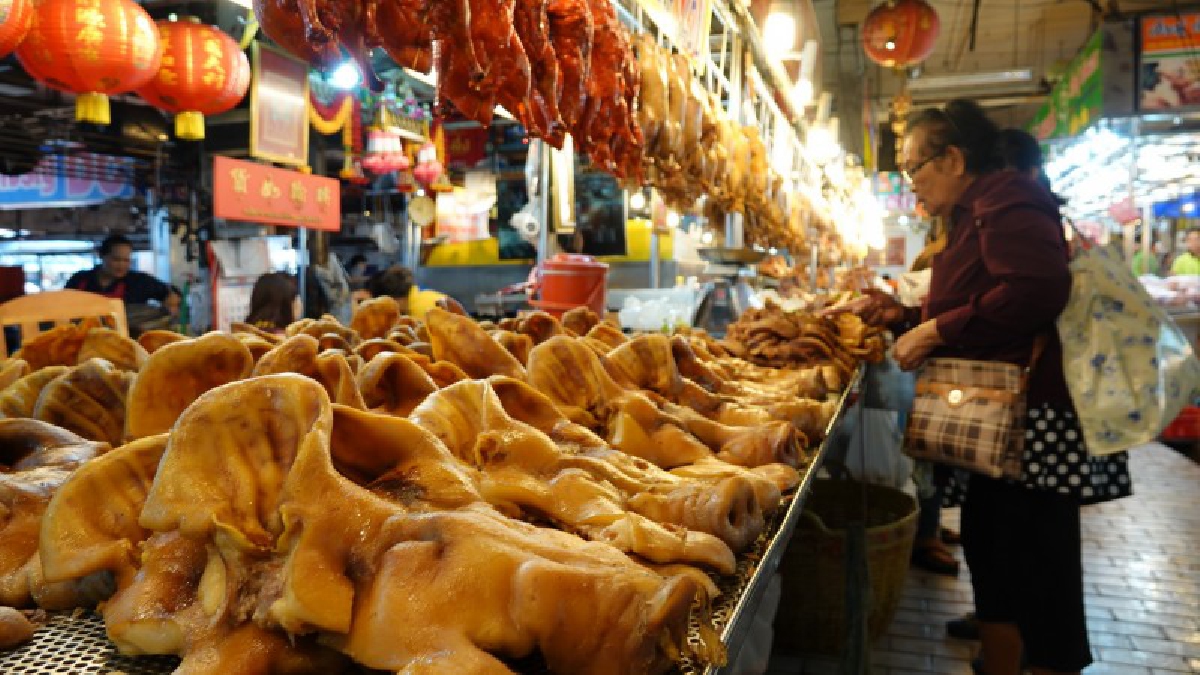 ชาวไทยเชื้อสายจีนปทุมธานี แห่ซื้อของไหว้ พบราคาผลไม้ตลาดไท ปรับเพิ่มขึ้นต้อนรับเทศกาลตรุษจีน