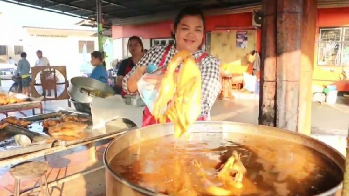 ตรุษจีนปีนี้ราคาเป็ดไก่ปกติ แม่ค้าเผยซื้อมาแพงแต่ต้องขายราคาเดิม เพราะเศรษฐกิจไม่ค่อยดีแต่ก็เตรียมเป็ดไก่ไว้หลายพันตัว เกรงไม่ทันวันไหว้